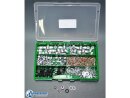 Das Bild zeigt eine geöffnete grüne Sortierbox mit durchsichtigem Deckel, die in mehrere Fächer unterteilt ist. In den Fächern befinden sich verschiedene kleine Metall- und Kunststoffteile, darunter silberne Hülsen, Muttern, Unterlegscheiben, Ventileinsätze und schwarze Dichtungen. Vor der Box sind einige dieser Teile zur Ansicht ausgelegt. In der linken unteren Ecke ist ein Logo mit dem Text Auswuchtwelt.